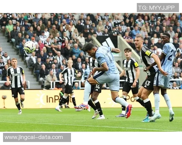 英超惊天冷门那不勒斯狂胜巴萨五球红牌事件引发全场热议